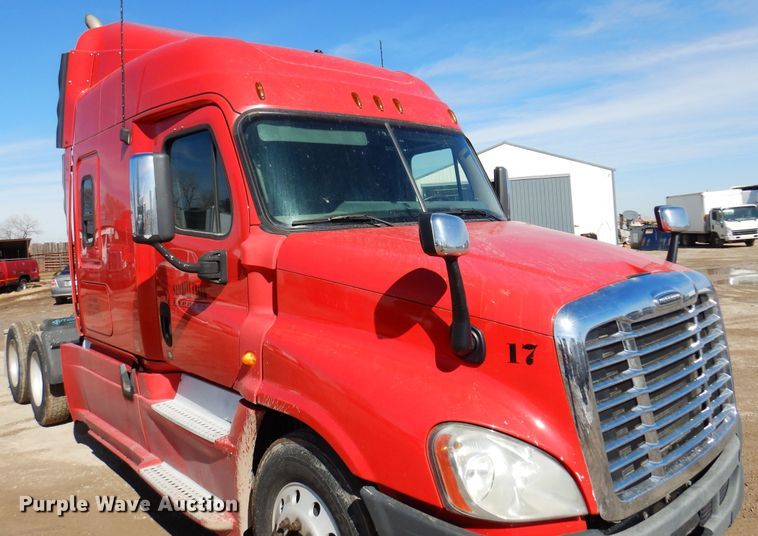 image for item DK4247 2013 Freightliner Cascadia 125  semi truck