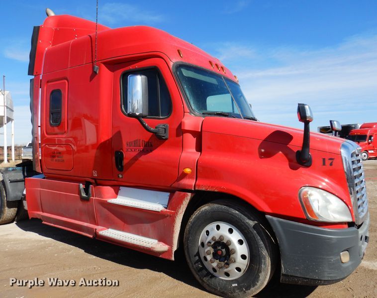 image for item DK4247 2013 Freightliner Cascadia 125  semi truck