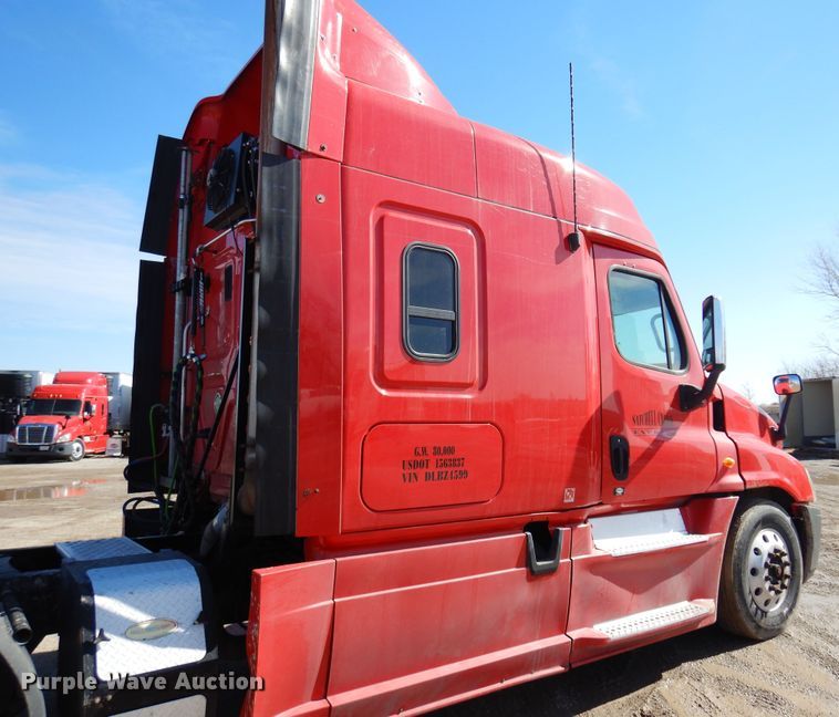 image for item DK4247 2013 Freightliner Cascadia 125  semi truck