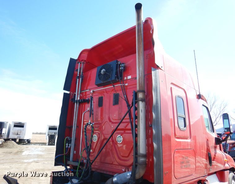 image for item DK4247 2013 Freightliner Cascadia 125  semi truck