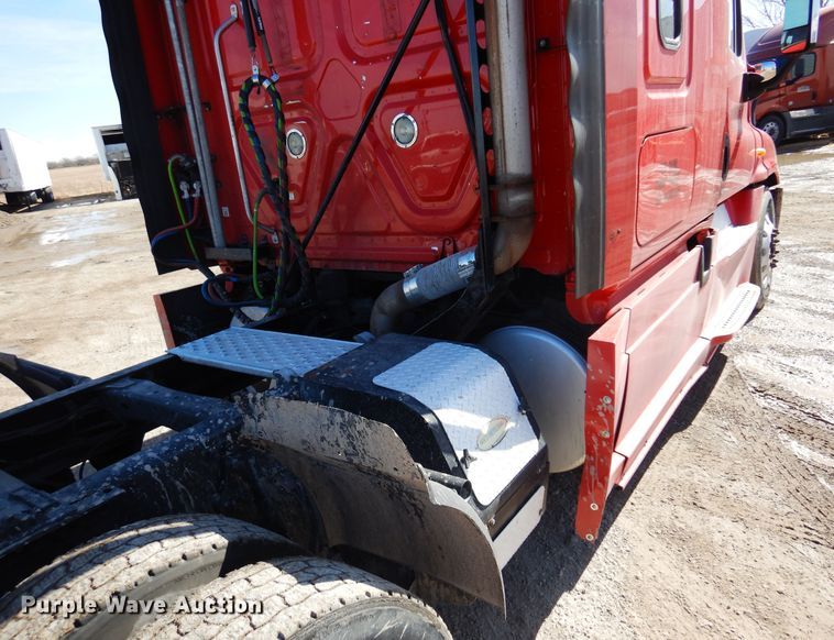 image for item DK4247 2013 Freightliner Cascadia 125  semi truck