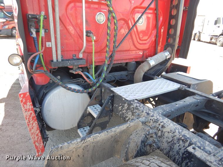 image for item DK4247 2013 Freightliner Cascadia 125  semi truck