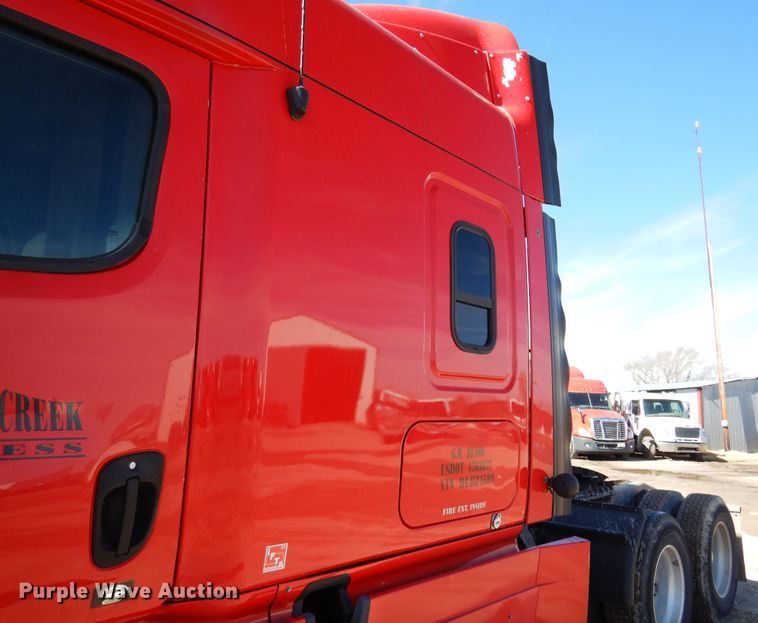 image for item DK4247 2013 Freightliner Cascadia 125  semi truck