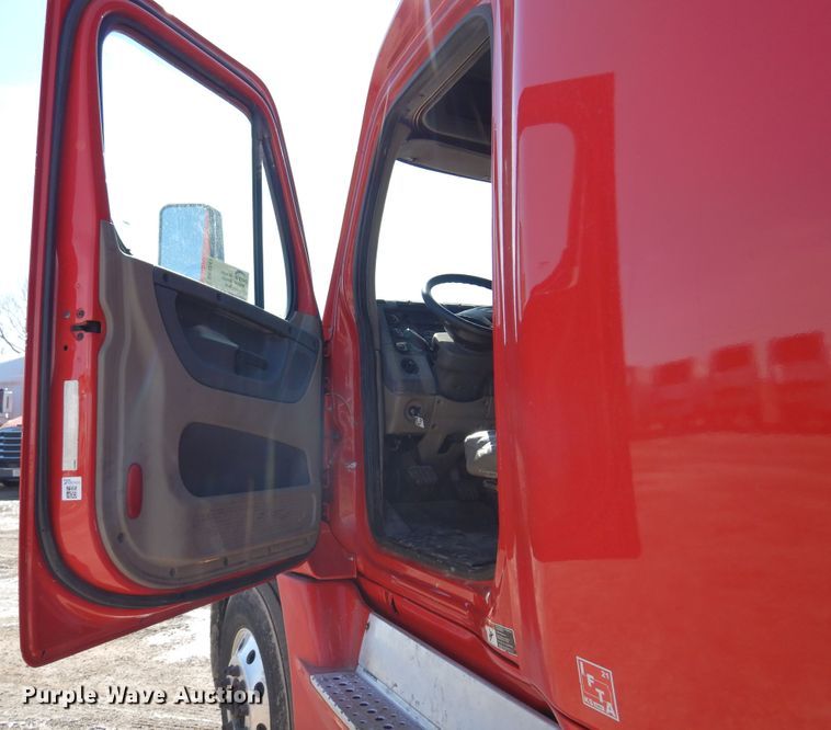 image for item DK4247 2013 Freightliner Cascadia 125  semi truck