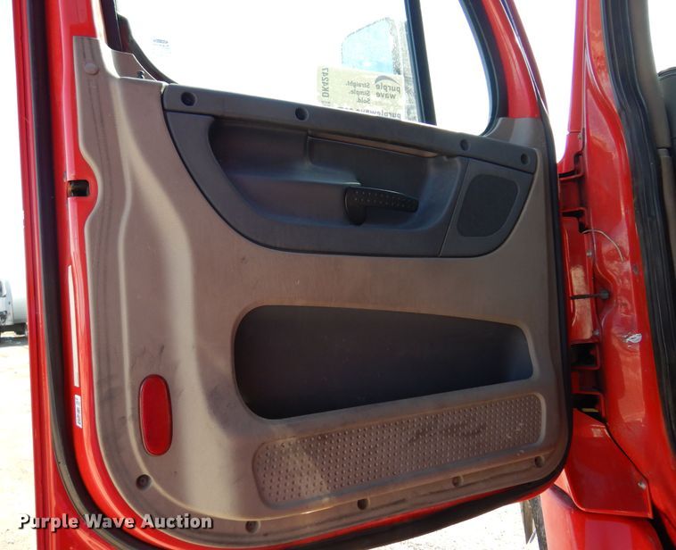 image for item DK4247 2013 Freightliner Cascadia 125  semi truck