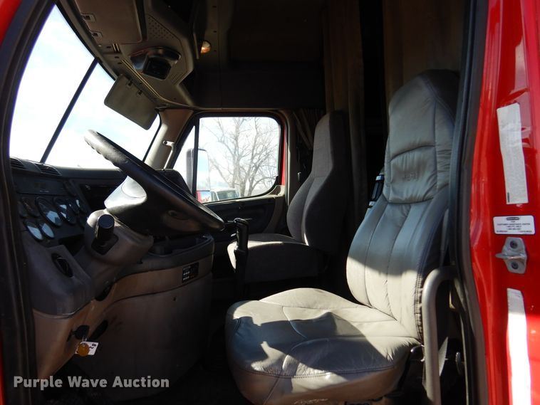 image for item DK4247 2013 Freightliner Cascadia 125  semi truck