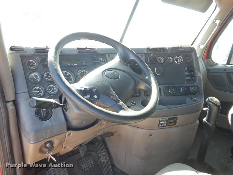 image for item DK4247 2013 Freightliner Cascadia 125  semi truck