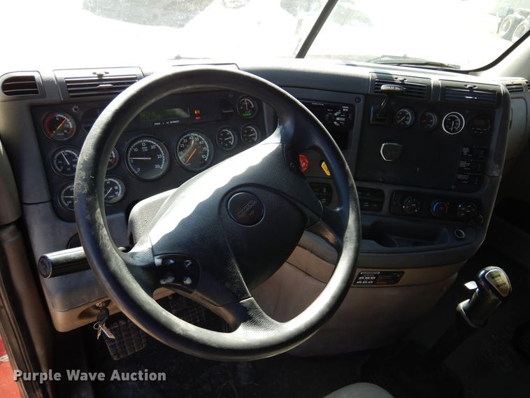 image for item DK4247 2013 Freightliner Cascadia 125  semi truck