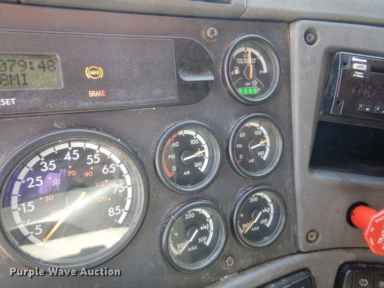 image for item DK4247 2013 Freightliner Cascadia 125  semi truck