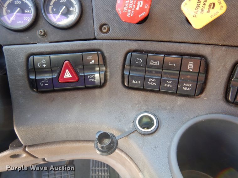 image for item DK4247 2013 Freightliner Cascadia 125  semi truck