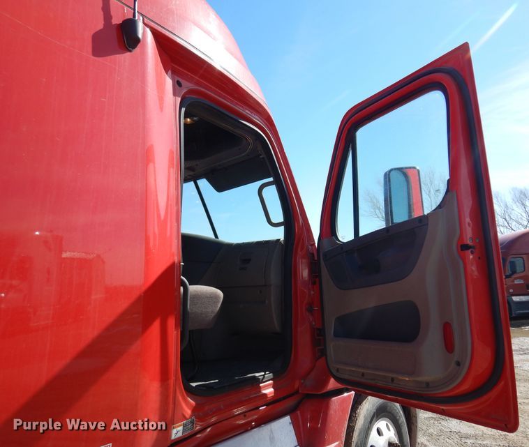 image for item DK4247 2013 Freightliner Cascadia 125  semi truck