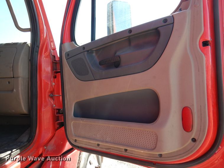 image for item DK4247 2013 Freightliner Cascadia 125  semi truck