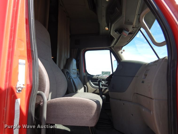 image for item DK4247 2013 Freightliner Cascadia 125  semi truck