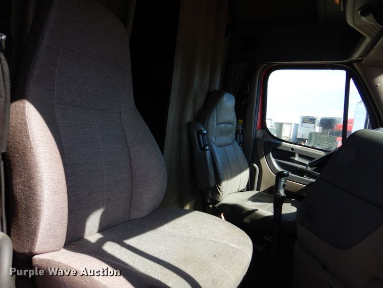 image for item DK4247 2013 Freightliner Cascadia 125  semi truck