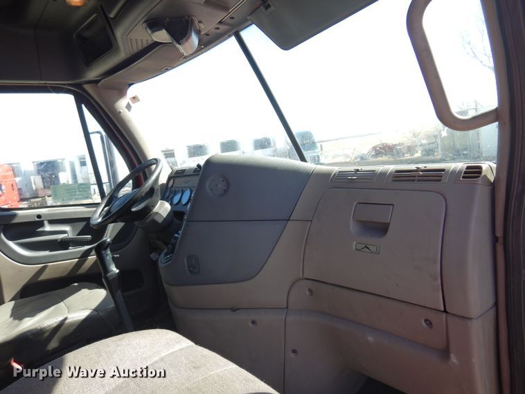 image for item DK4247 2013 Freightliner Cascadia 125  semi truck