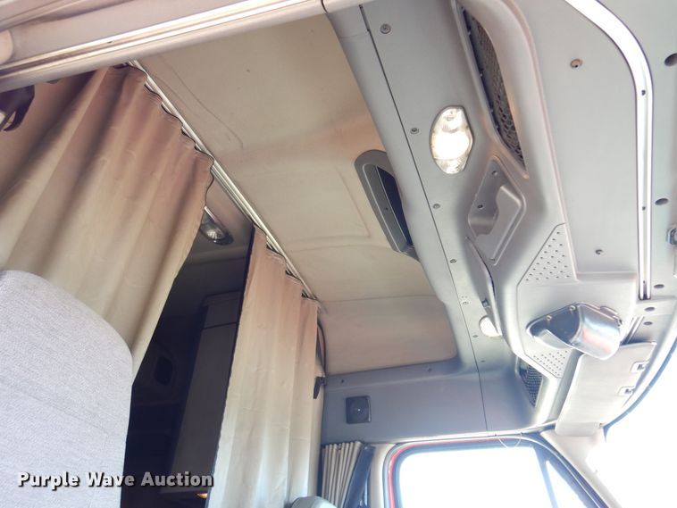 image for item DK4247 2013 Freightliner Cascadia 125  semi truck