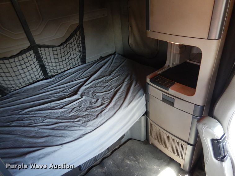 image for item DK4247 2013 Freightliner Cascadia 125  semi truck