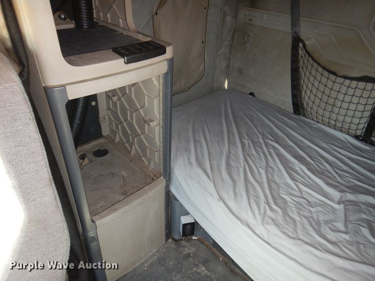 image for item DK4247 2013 Freightliner Cascadia 125  semi truck