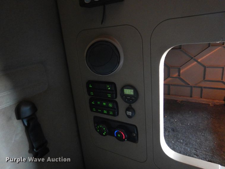 image for item DK4247 2013 Freightliner Cascadia 125  semi truck