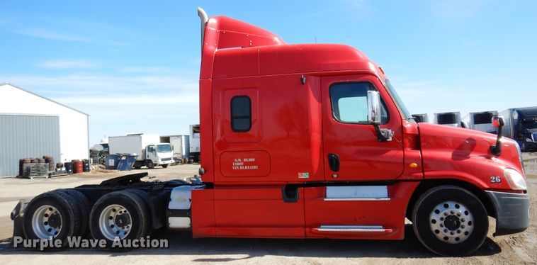 image for item DK4248 2013 Freightliner Cascadia 125  semi truck