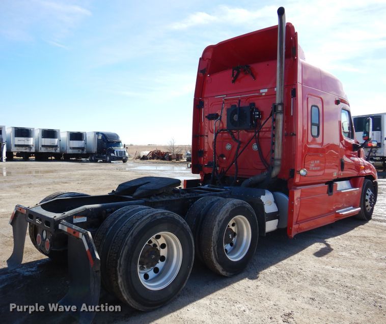 image for item DK4248 2013 Freightliner Cascadia 125  semi truck