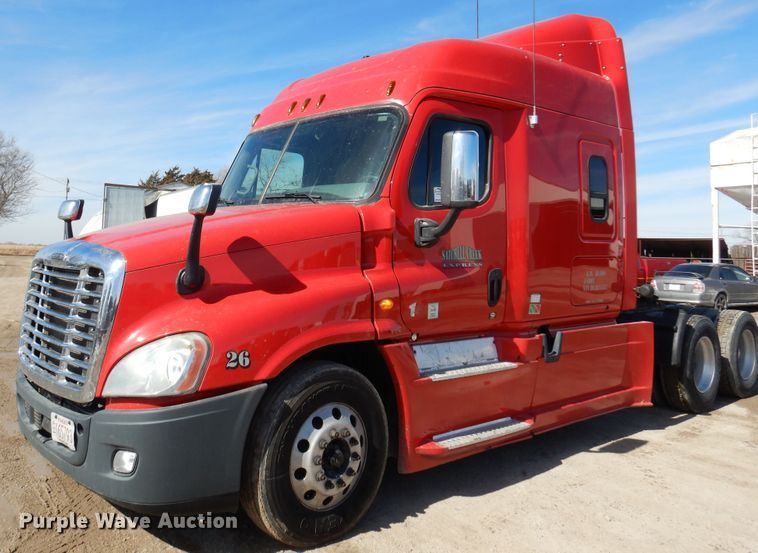 image for item DK4248 2013 Freightliner Cascadia 125  semi truck