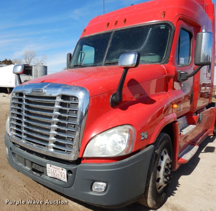 image for item DK4248 2013 Freightliner Cascadia 125  semi truck