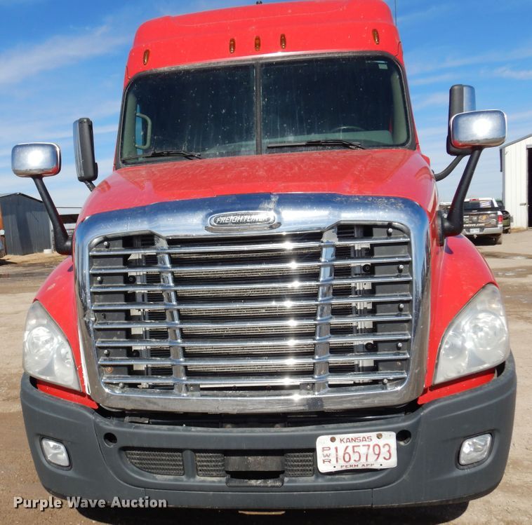 image for item DK4248 2013 Freightliner Cascadia 125  semi truck