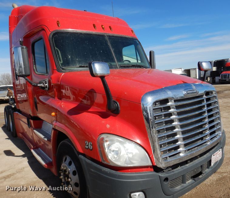 image for item DK4248 2013 Freightliner Cascadia 125  semi truck