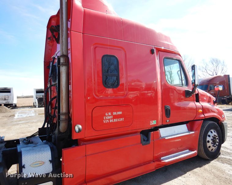 image for item DK4248 2013 Freightliner Cascadia 125  semi truck