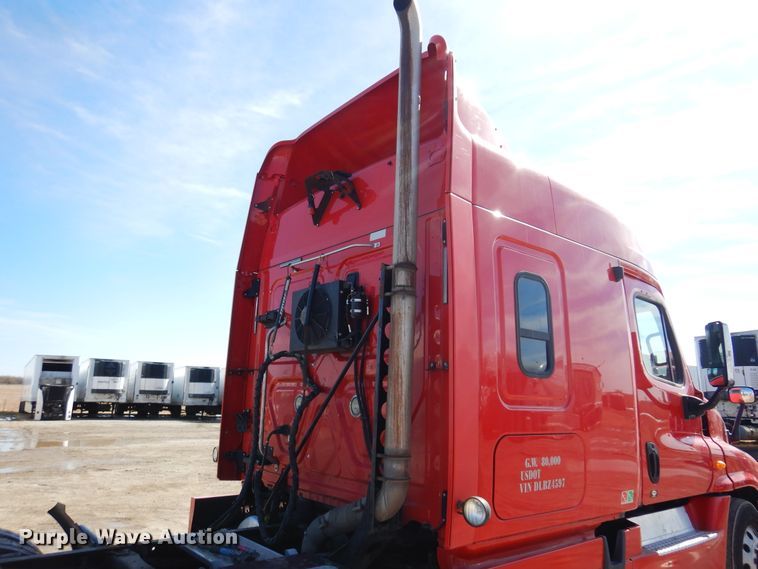 image for item DK4248 2013 Freightliner Cascadia 125  semi truck