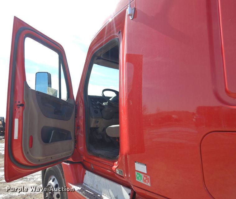 image for item DK4248 2013 Freightliner Cascadia 125  semi truck