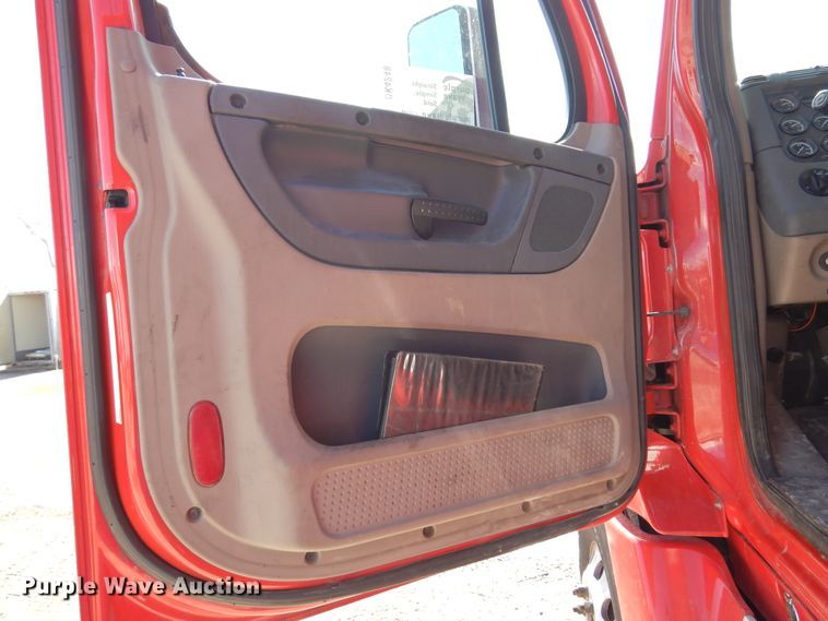 image for item DK4248 2013 Freightliner Cascadia 125  semi truck