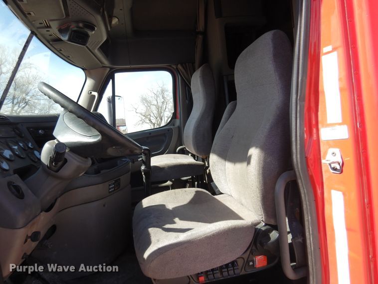 image for item DK4248 2013 Freightliner Cascadia 125  semi truck