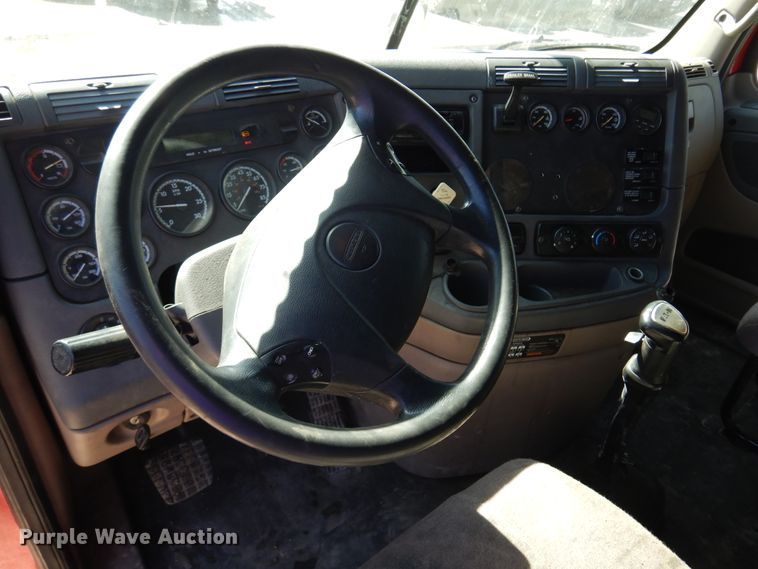 image for item DK4248 2013 Freightliner Cascadia 125  semi truck