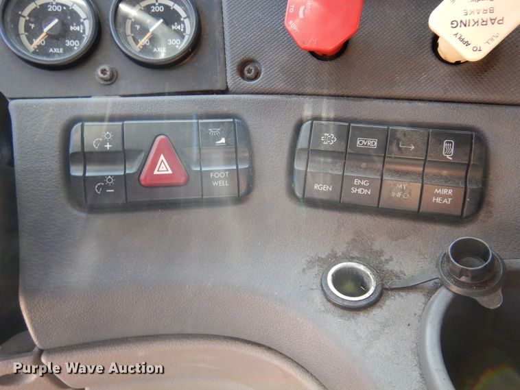 image for item DK4248 2013 Freightliner Cascadia 125  semi truck