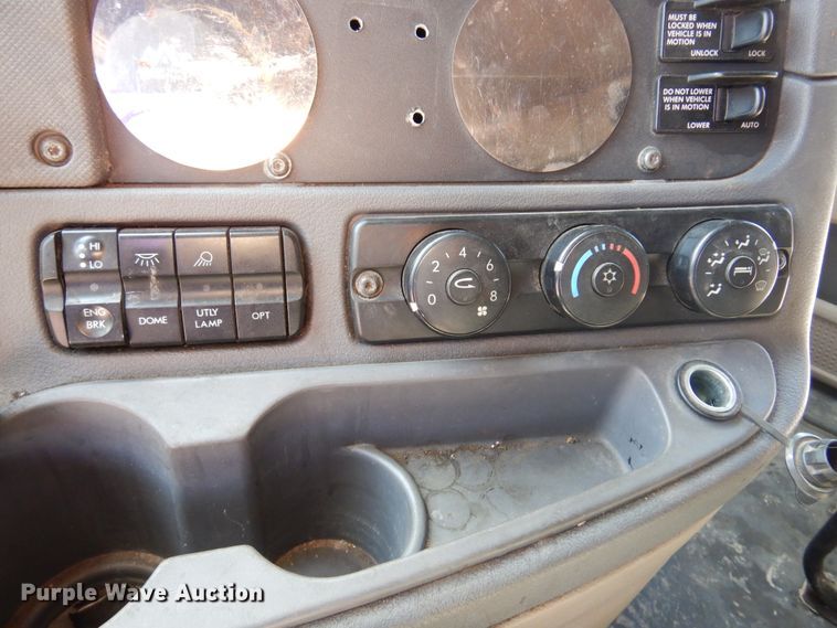 image for item DK4248 2013 Freightliner Cascadia 125  semi truck