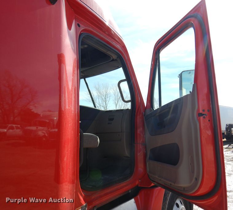 image for item DK4248 2013 Freightliner Cascadia 125  semi truck