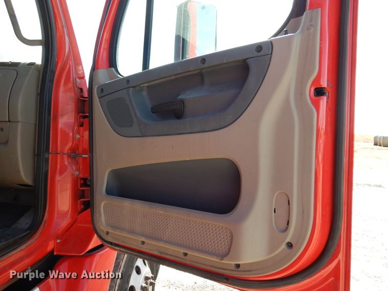 image for item DK4248 2013 Freightliner Cascadia 125  semi truck