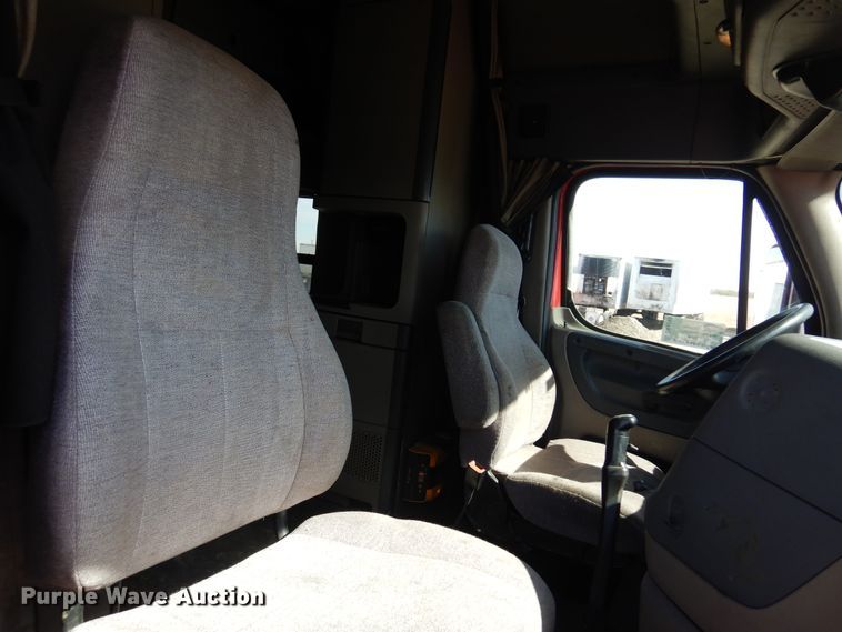 image for item DK4248 2013 Freightliner Cascadia 125  semi truck