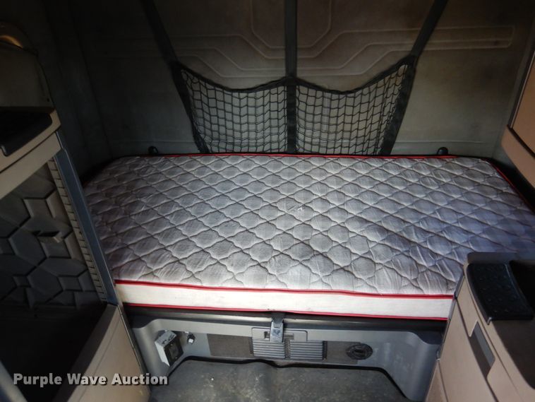 image for item DK4248 2013 Freightliner Cascadia 125  semi truck