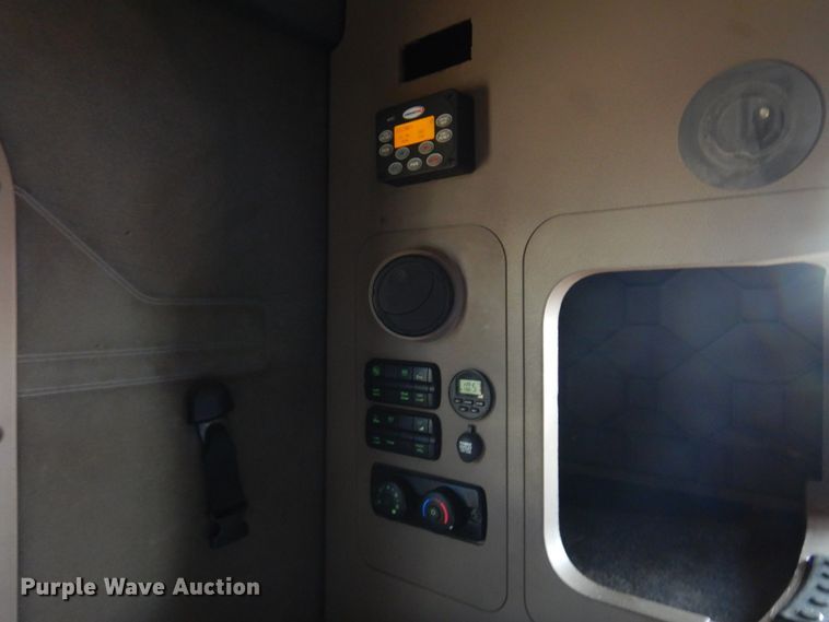 image for item DK4248 2013 Freightliner Cascadia 125  semi truck