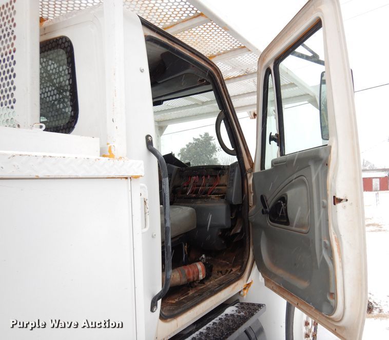 image for item DK4287 2006 International 4300  bucket truck