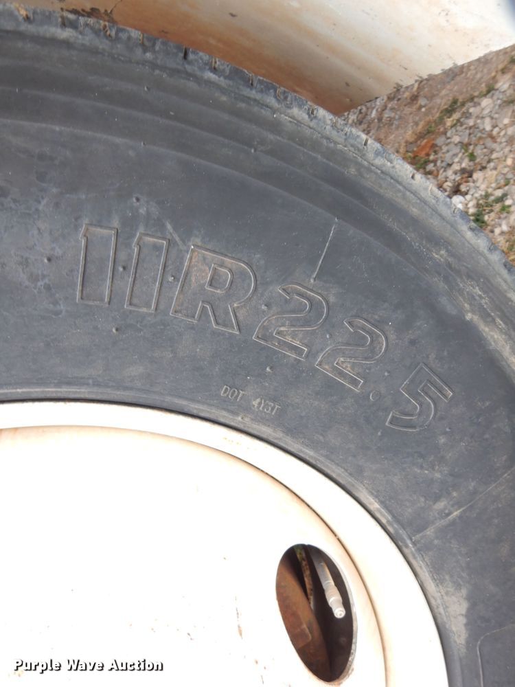 image for item DK4287 2006 International 4300  bucket truck