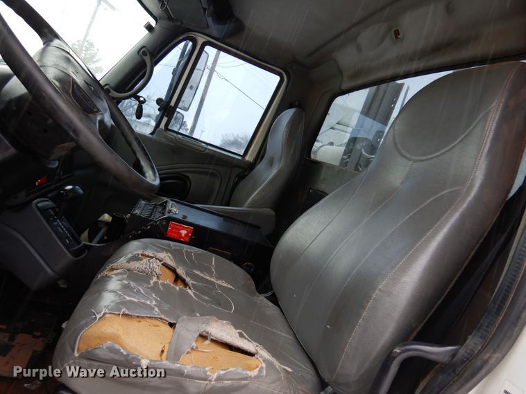 image for item DK4288 2006 International 4400  bucket truck