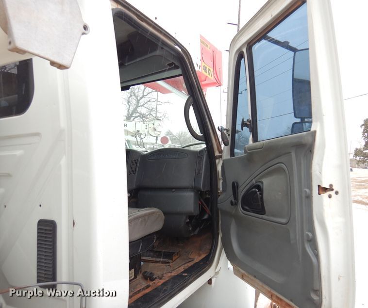 image for item DK4288 2006 International 4400  bucket truck