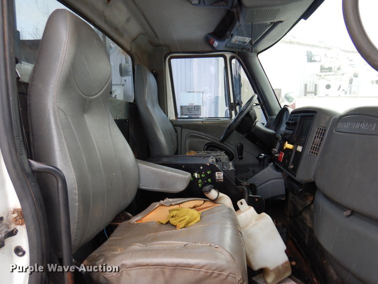 image for item DK4288 2006 International 4400  bucket truck