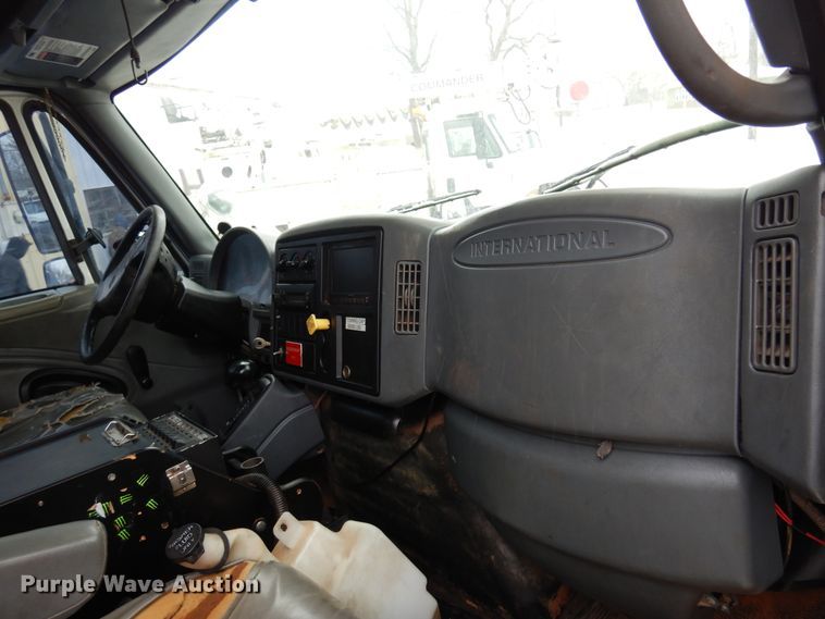 image for item DK4288 2006 International 4400  bucket truck