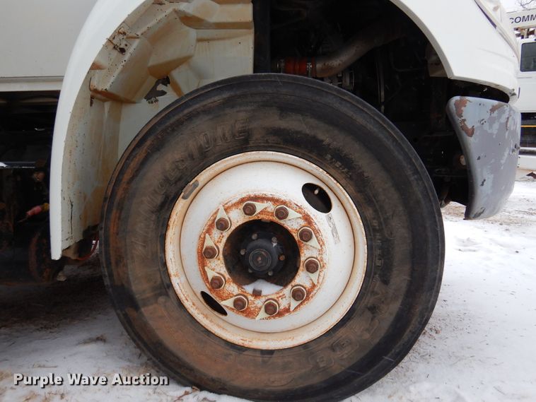 image for item DK4288 2006 International 4400  bucket truck