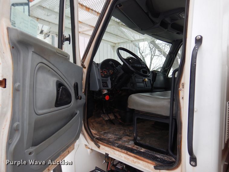 image for item DK4289 2006 International 4300  bucket truck